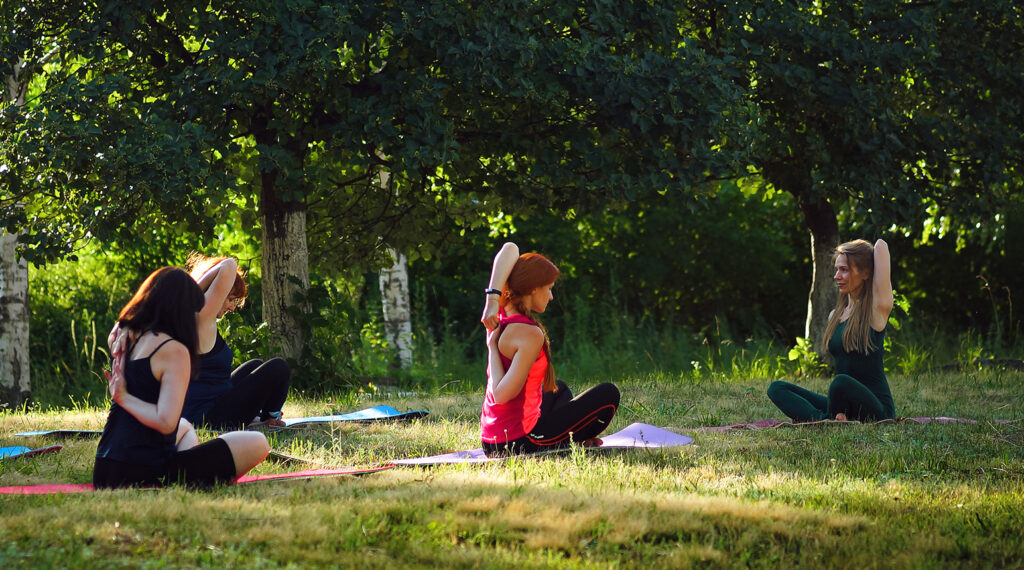 Grupo de mujeres practicando yoga al aire libre