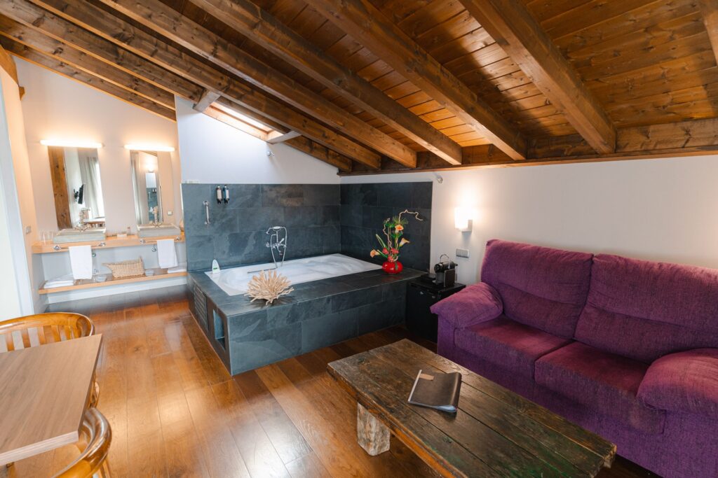 ¿Te imaginas sumergirte en un jacuzzi privado mientras contemplas los bosques del norte de Navarra
