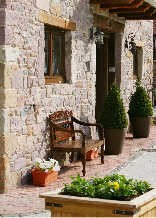 Entrada del Hotel Iribarnia en Lantz (Navarra)